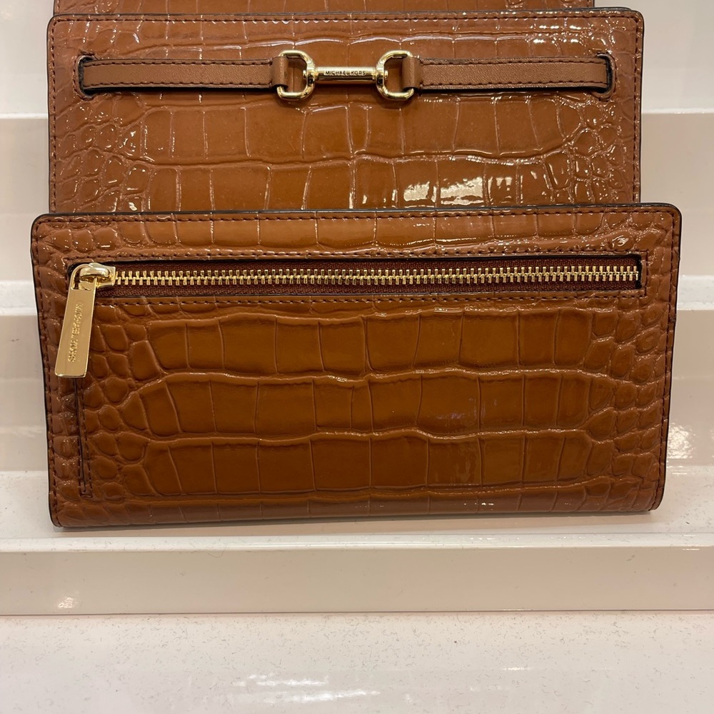 MICHAEL KORS Carson Large Snap Crocodile Embossed Bifold Wallet
Luggage
NWT - Picture 16 of 16